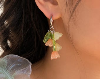 pendientes de lirio, pendientes colgantes, regalo para ella, pendientes de flor de nacimiento, pendientes de aro, joyería floral