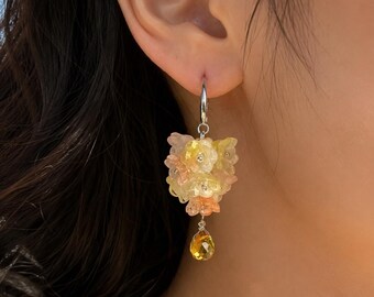 pendientes de lirio, pendientes colgantes, regalo para ella, pendientes de flor de nacimiento, pendientes de aro, joyería floral