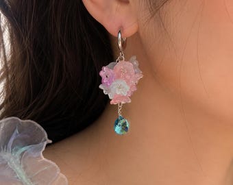 pendientes de lirio, pendientes colgantes, regalo para ella, pendientes de flor de nacimiento, pendientes de aro, joyería floral
