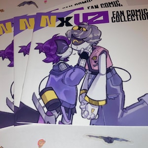 以下が含まれることがあります： N X U FAN COMIC COLLECTIONというタイトルの正方形のソフトカバー本3冊。表紙には、紫と黄色の色調で描かれた2体のスタイライズされたロボットキャラクターのカラフルなイラストがあり、一方がもう一方の顔に触れている様子が描かれています。