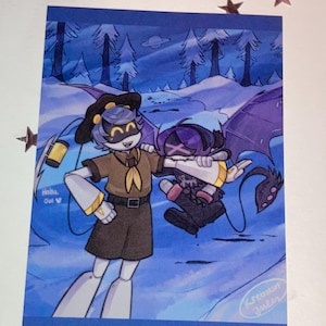 Può includere: Una stampa con bordi blu raffigurante due personaggi dei cartoni animati in un paesaggio innevato. Un personaggio indossa un'uniforme marrone, l'altro ha ali viola. La stampa include il testo "Haha, Ow V" e la firma dell'artista.