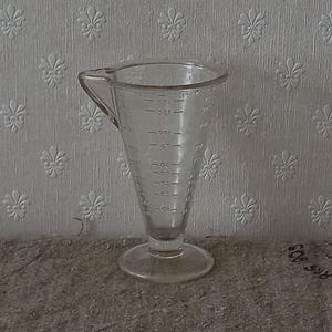 Vintage pressured glass measuring cup, Antique measuring cup, Vintage Kitchen Tools.
