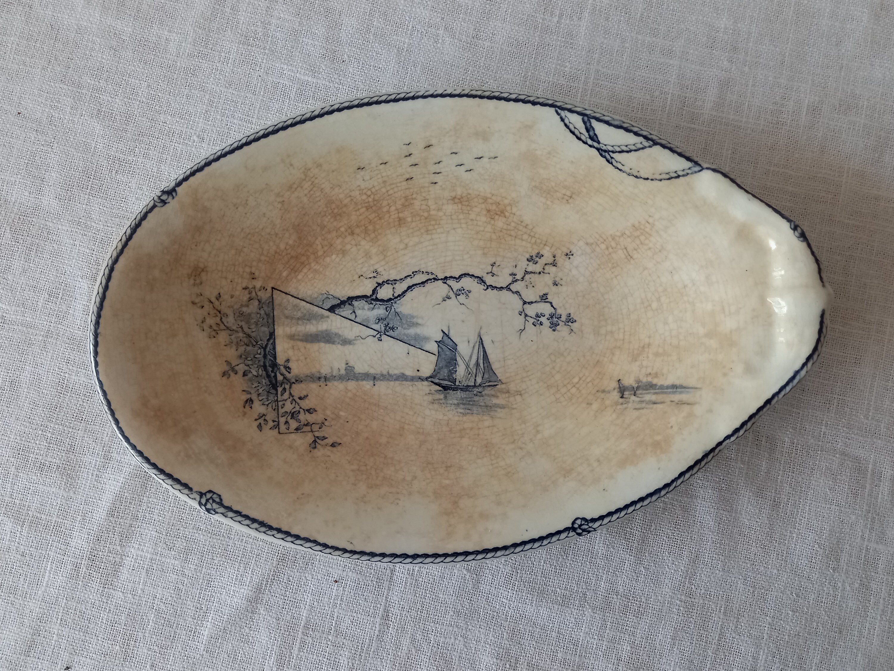 ペトルス・レグー作のアンティークオーバルプレートパターン