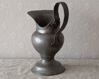 1900er handgefertigter antiker Zinnkrug mit beeindruckendem Griffdekor, antiker Zinnkrug, handgefertigter Zinnkrug, Bauernhausdekor