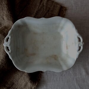 Plat de service/bol sur pied en pierre de fer blanche hollandais antique des années 1800 avec poignées décoratives par Petrus Regout Maastricht, décoration de cuisine de ferme