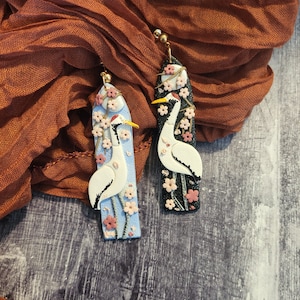 Boucles d&#39;oreilles grues orientales dépareillées en pâte polymère : bijoux oiseaux