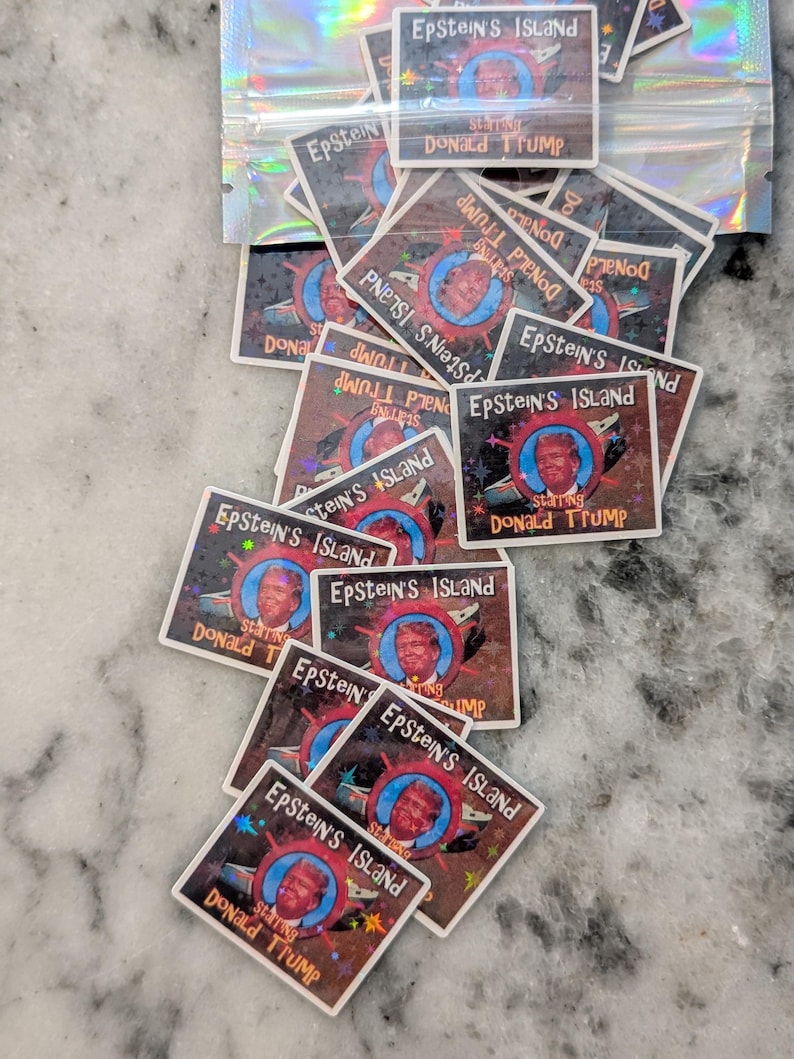 Puede incluir: Un conjunto de pegatinas cuadradas con el texto "Epstein's Island Starring Donald Trump". Las pegatinas presentan un retrato en un c&iacute;rculo azul, sobre un fondo rojo, marr&oacute;n y negro.