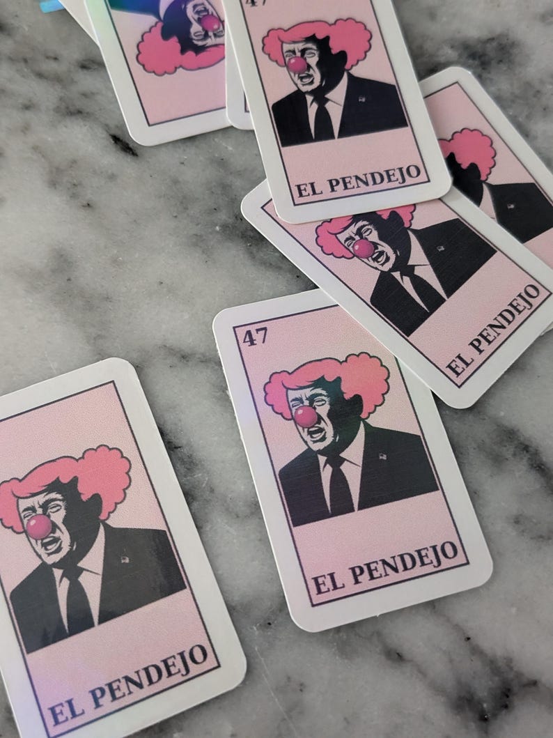 May include: A collection of playing cards featuring a caricature of a man with a clown nose and pink hair. The cards have the number 47 and the text "EL PENDEJO" printed on them. The background is a light pink color.