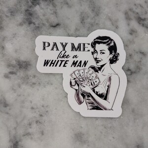 Betala mig som en vit man-klistermärke – Feministisk vinylklistermärke, löneskillnadsprotest, vinyldekal mot lika lön, retrofeminismklistermärke, Studio Verano