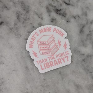 Was ist Punkiger als die Stadtbücherei? Sticker - Lies Banned Books Aufkleber, Bibliothekar Geschenk, Anti-Zensur Vinyl Aufkleber, Studio Verano
