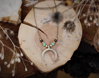 Mondin Halskette - Halbmond - Messing Schmuck - handgemachte zarte Halskette - Jade - Tigerauge - Mond Symbol - Für Sie