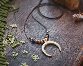 Collar de luna de latón | Collar de luna con piedras preciosas | Collar bohemio hecho a mano | Joyería para mujeres, feminidad e intuición