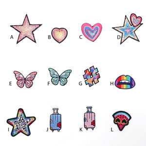 Puede incluir: Surtido de parches para planchar en diferentes formas y diseños, incluyendo estrellas, corazones, mariposas, labios, un hashtag, una maleta y una rodaja de sandía. Los parches son coloridos y tienen brillo y lentejuelas.