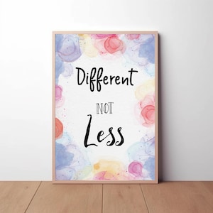 Könnte beinhalten: Ein Aquarelldruck mit weißem Hintergrund und bunten abstrakten Formen. Der Druck zeigt den Text "Different not Less" in Schwarz.