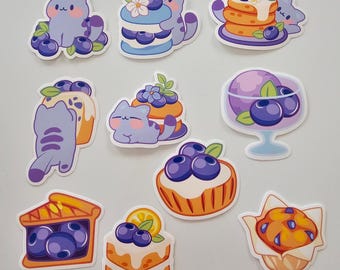 Può includere: Un set di dieci adesivi con simpatici gatti dei cartoni animati e dessert a tema mirtillo. Gli adesivi includono un gatto con un cappello da cuoco, un gatto che tiene una torta ai mirtilli, un gatto che tiene un muffin ai mirtilli, un gatto che tiene un cupcake ai mirtilli, un gatto che tiene un cono gelato ai mirtilli, un gatto che tiene un milkshake ai mirtilli, un gatto che tiene un donut ai mirtilli, un gatto che tiene un biscotto ai mirtilli, un gatto che tiene una torta ai mirtilli e un gatto che tiene una crostata ai mirtilli.