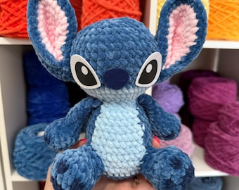 PRÉ-VENDA - Pelúcia alienígena azul de crochê