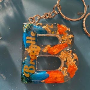 Aangepaste sleutelhanger met bloemen initiaal – sleutelhanger geperste bloem – gepersonaliseerd cadeau voor haar – sleutelhanger hars – cadeau bruidsmeisjes