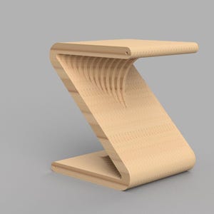 Könnte beinhalten: Ein Holzhocker mit einem einzigartigen Z-förmigen Design. Der Hocker besteht aus mehreren Schichten Sperrholz, wodurch ein geschichteter Effekt entsteht. Der Hocker ist hellbraun.