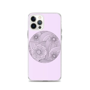 Puede incluir: Una funda de teléfono transparente con un fondo lavanda y un diseño circular en blanco y negro de flores y olas estilizadas.