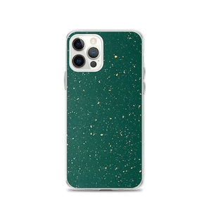 Puede incluir: Una funda transparente para teléfono con un diseño moteado verde y dorado. La funda está diseñada para un teléfono inteligente con una protuberancia de cámara.