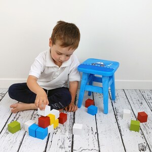 Houten naam opstapkruk bankje, natuurlijk hout, gepersonaliseerd geschilderde kinderkruk of bank, op maat gemaakte bank voor kinderen, houten kinderkamerstoel peuter