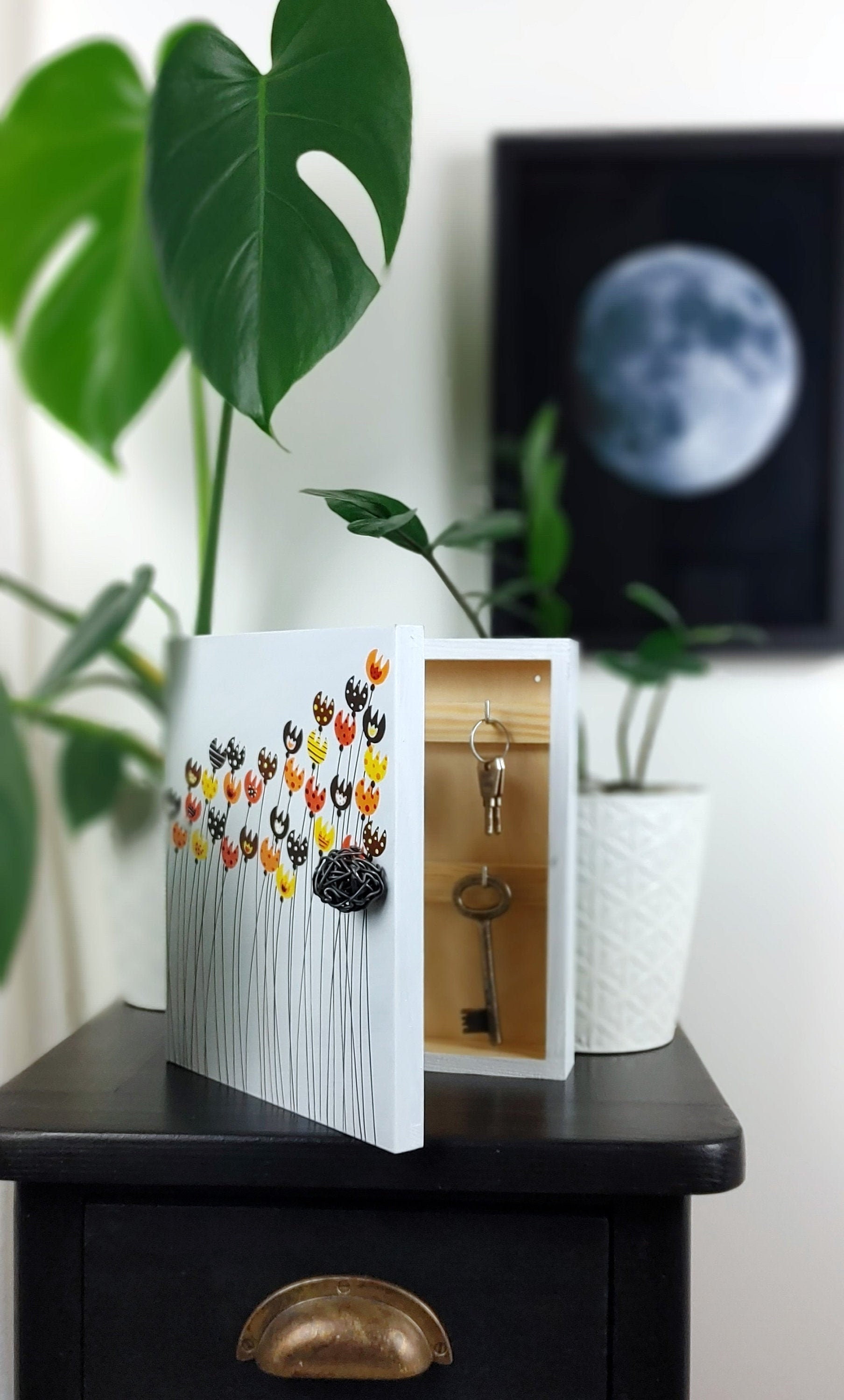 boîte à clés en bois blanc peinte la main, conception florale, boîte suspendue, crochets six clés, armoire personnalisée, rangement de couloir bois