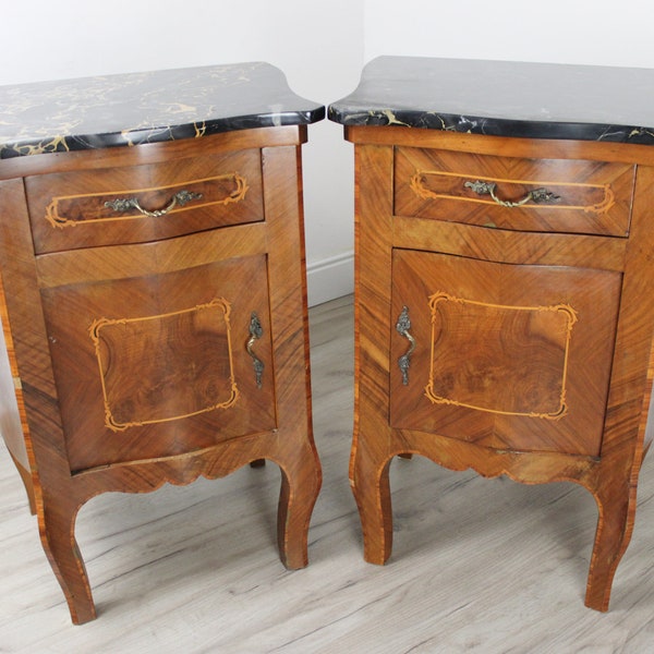 Paire de chevets de style Louis XI Vintage en bois avec marbre noir et veines claires Complément d'ameublement avec pieds galbés une porte tiroir