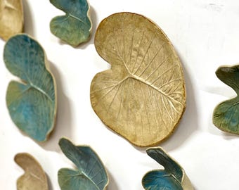 Decoración de pared con arte cerámico: juego de 8 azulejos de pared hechos a mano con forma de hoja