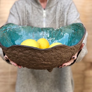 große rustikale türkise Obstschale. dekorative natürliche Servierschale.