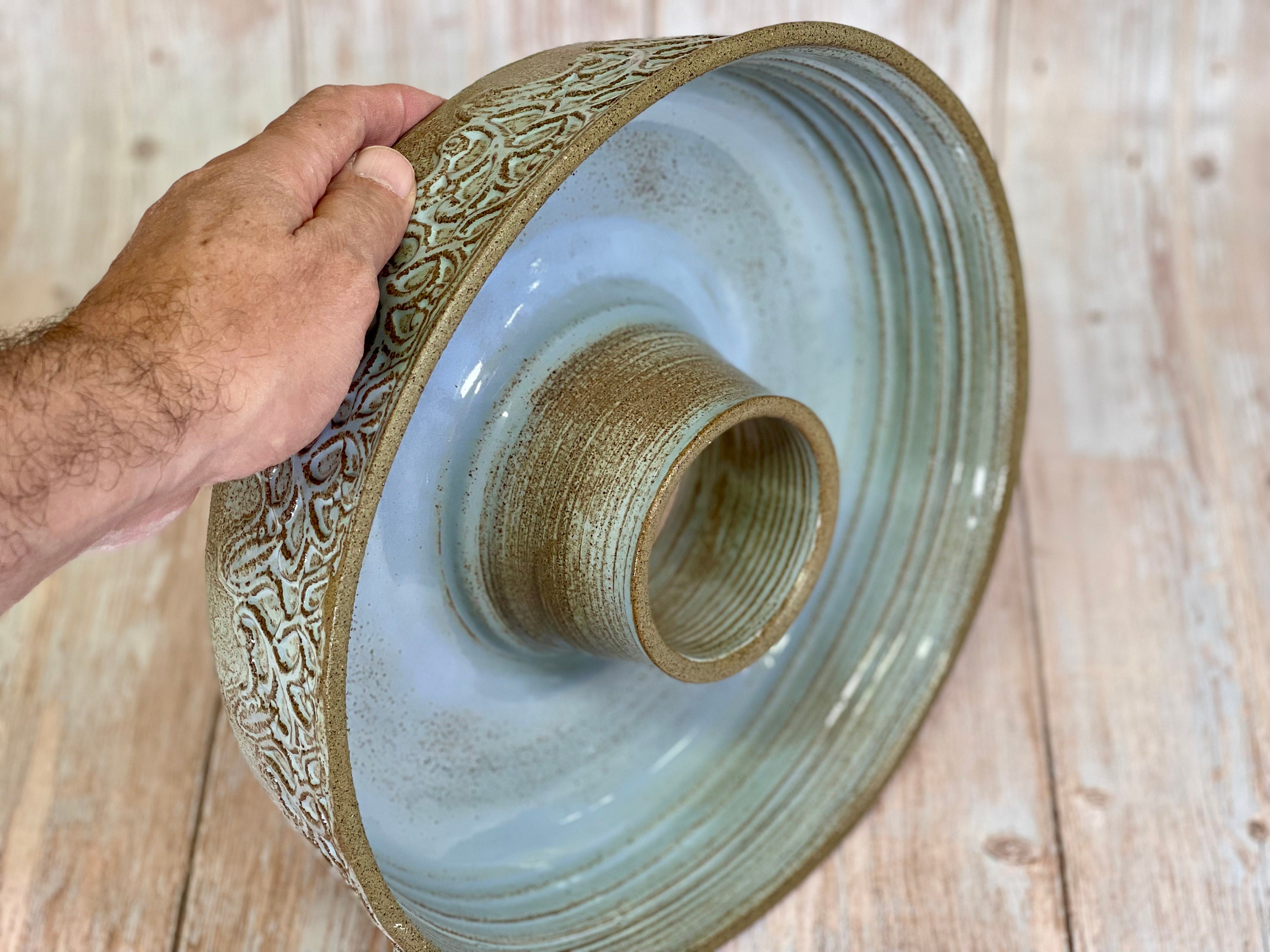 Handgemachte große Keramik Gugelhupf Form. Dekoratives und einzigartiges geriffeltes Design