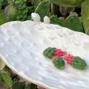 White ceramic cactus serving bowl. white serving dish. image 4