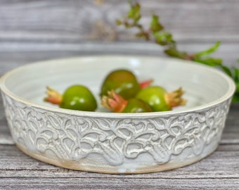 Handgefertigte Keramikschale - Spitzenreliefmuster, dekoratives Herzstück