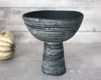 Handgjord keramisk randig vit på svart piedestalskål - diskmaskinssäker - present till mamma