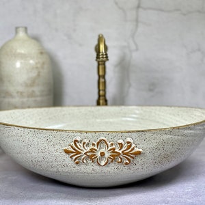 Fregadero de recipiente de cerámica ovalada blanco único / lavabo de cerámica hecho a mano fregadero de encimera con borde dorado.
