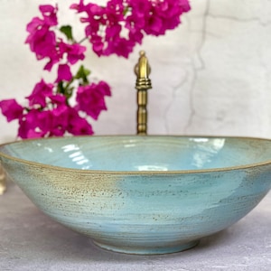 Fregadero de recipiente de cerámica ovalado / Lavabo de cerámica elíptico hecho a mano, azul claro suave.