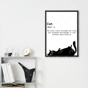Peut inclure: Illustration murale imprimable en noir et blanc représentant un chat avec le texte "Cat |Kat| n. The furry little sociopath who rules your household and manages to look innocent while doing so."