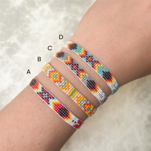 Pulseira Miyuki Loom - Pulseira de contas coloridas - Pulseira Boho para mulheres - Pulseira de festival - Pulseira deslizante de miçangas finas