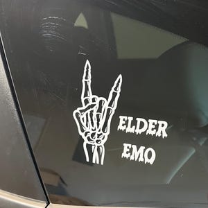 Elder Emo Auto Aufkleber: Lustiger Millennial Sticker Geschenk