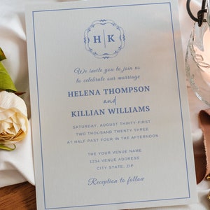 Könnte beinhalten: Eine formelle Hochzeitseinladung mit blauem Rand und Text. Die Einladung enthält die Namen Helena Thompson und Killian Williams sowie Datum und Uhrzeit der Hochzeit. Die Einladung ist von Blumen und einer Kerze umgeben.