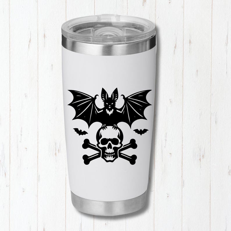 K&ouml;nnte beinhalten: Wei&szlig;er Reisebecher mit einem schwarzen Fledermaus-, Totenkopf- und gekreuzten Knochen-Design. Der Edelstahlbecher hat einen silbernen Deckel und Boden. Das gruselige Design ist perfekt f&uuml;r Halloween oder Gothic-Themen.