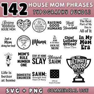 Könnte beinhalten: Ein digitales Grafikpaket mit 142 Hausmutter-Phrasen in SVG- und PNG-Formaten. Das Design umfasst Sätze wie "Raising Kindness", "Domestic Goddess" und "Mom's Rule Number One". Das Paket ist für den kommerziellen Gebrauch bestimmt.