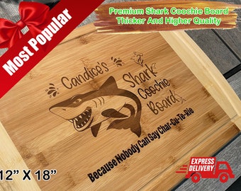 Tabla de cortar personalizada Shark Coochie, perfecta para todas tus ocasiones de charcutería. Madera de bambú de primera calidad y envío rápido.