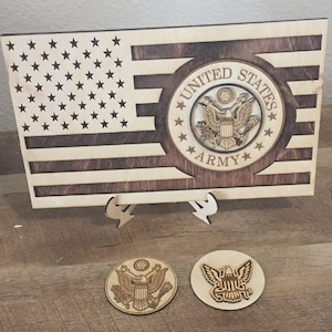 Puede incluir: Bandera americana de madera con un sello del ejército de los Estados Unidos en el centro. La bandera está en un soporte y hay dos sellos de madera más pequeños del ejército de los Estados Unidos.