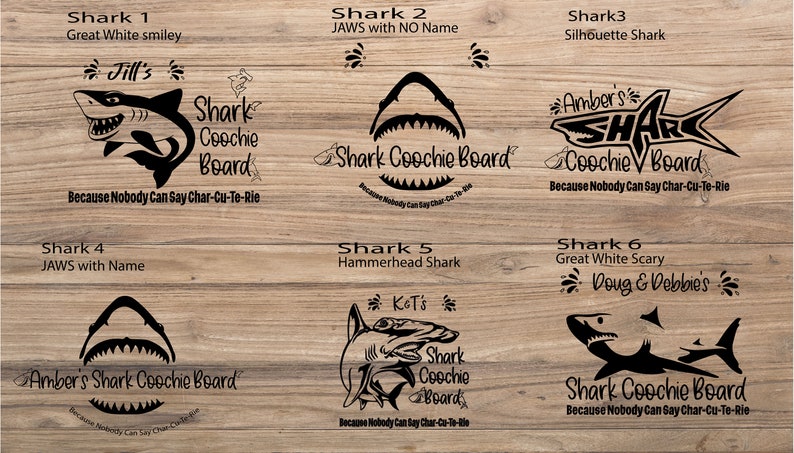 Puede incluir: Seis dise&ntilde;os de tiburones diferentes sobre un fondo de madera. Cada dise&ntilde;o presenta una silueta de tibur&oacute;n con el texto "Shark Coochie Board" y un nombre o frase personalizado. El texto dice "Because Nobody Can Say Char-Cu-Te-Rie".