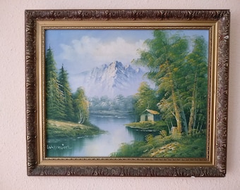 Une peinture à l’huile avec les initiales de V.Amion. Paysage à l’image de montagnes, d’arbres et de ruisseaux.