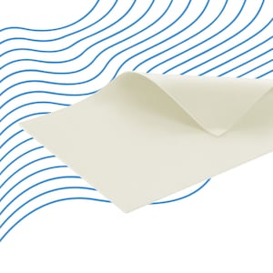 Könnte beinhalten: Ein weißes, flexibles Blatt Material ist in der Hälfte gefaltet und teilweise eingerollt. Das Blatt liegt auf einem Hintergrund aus blauen Wellenlinien.