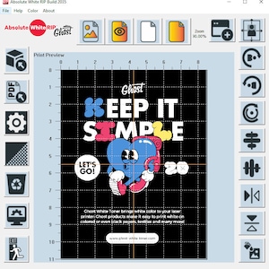 Puede incluir: Un diseño gráfico en blanco y negro con un personaje de dibujos animados azul, rosa y amarillo. El personaje sostiene un micrófono y tiene el texto "Keep it simple" y "Let's go!" encima. El texto "Ghost White Toner" está en la parte inferior del diseño.