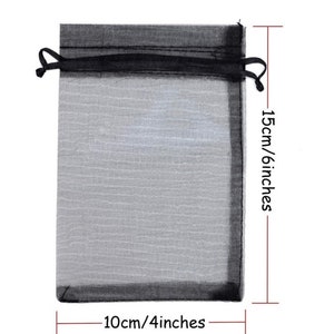 Peut inclure: Un sac cadeau en organza noir transparent avec une fermeture &agrave; cordon. Le sac mesure 15 cm de haut et 10 cm de large.