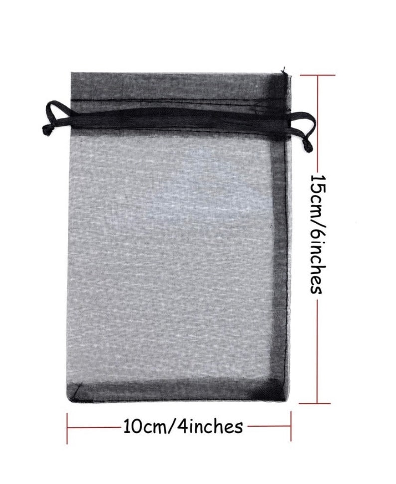 Peut inclure: Un sac cadeau en organza noir transparent avec une fermeture &agrave; cordon. Le sac mesure 15 cm de haut et 10 cm de large.