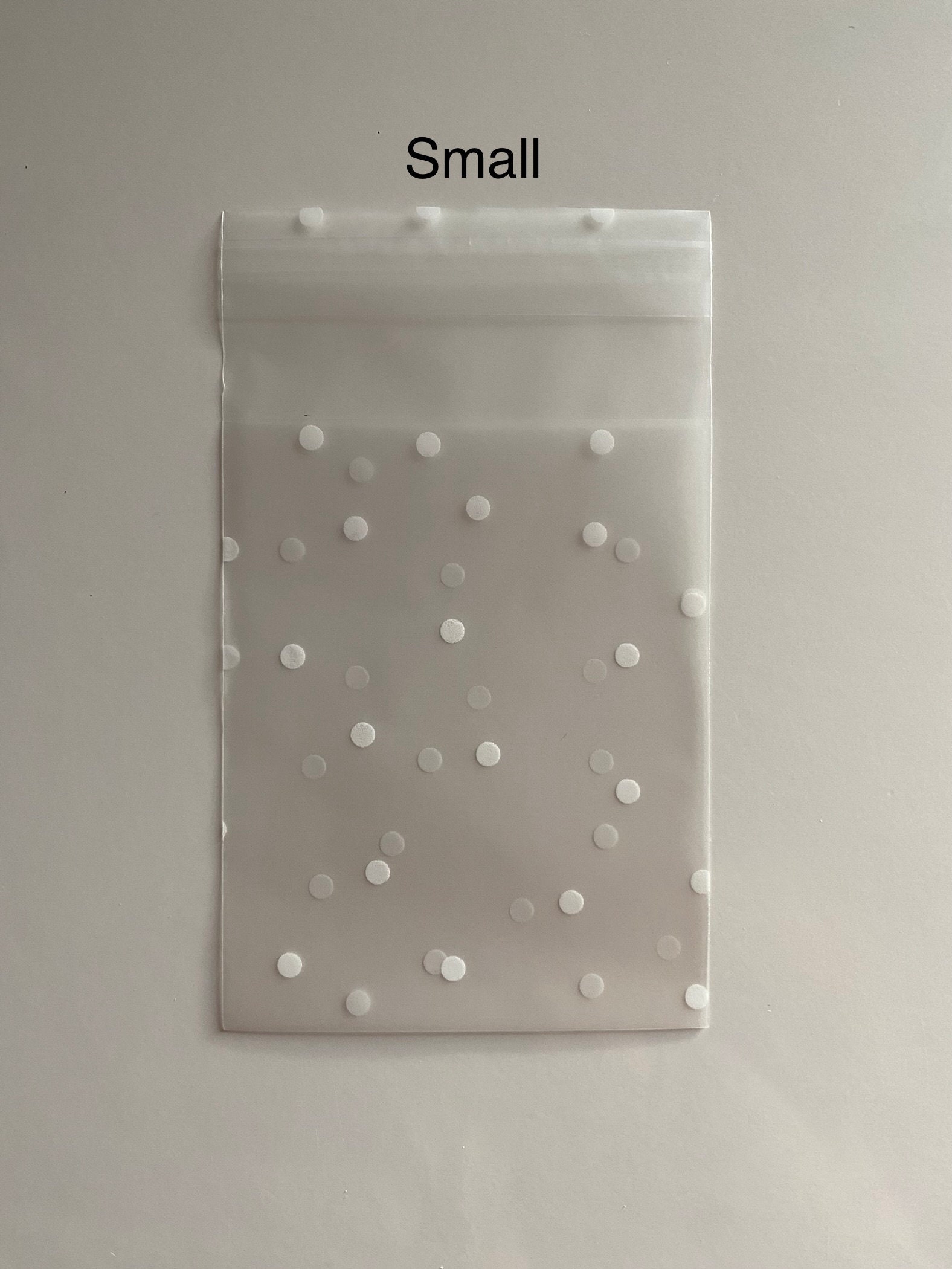 White polka dot pattern clear self adhesive bags (XXS/XS/S/M/L/LS) pack of 10,25,50,100,200,500. Ideal for party favours, gift bags.
